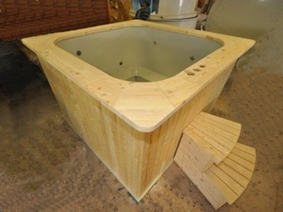 Bain nordique rectangulaire en bois épicéa avec intérieure en plastique