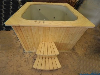 Bain nordique rectangulaire en bois épicéa avec intérieure en plastique